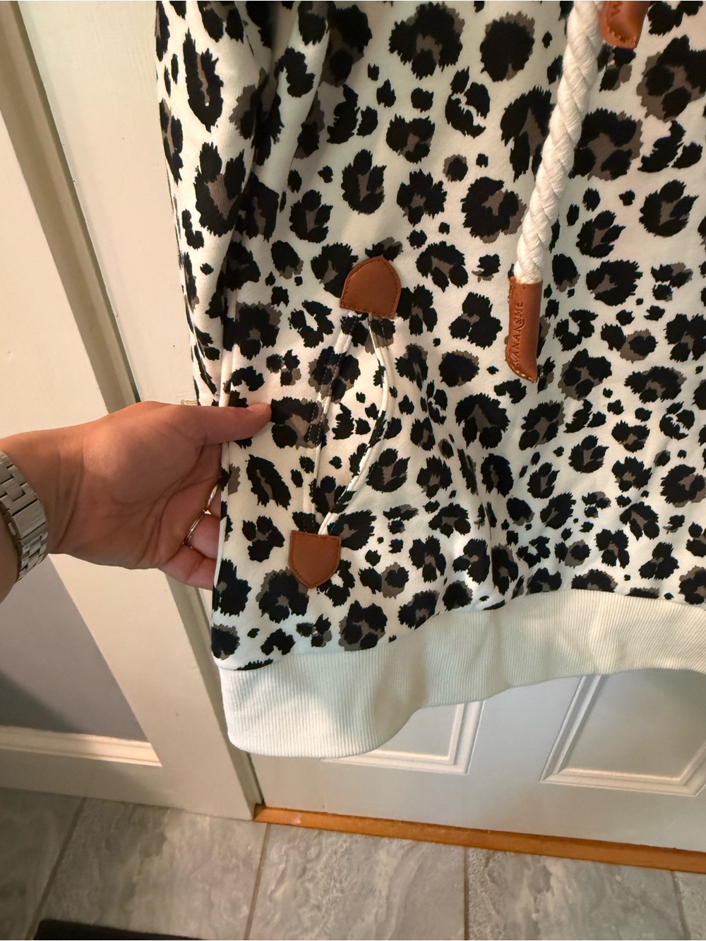 NEW Wanakome Leopard Print Pullover Hoodie White & Black MEDIUM - Picture 4 of 5